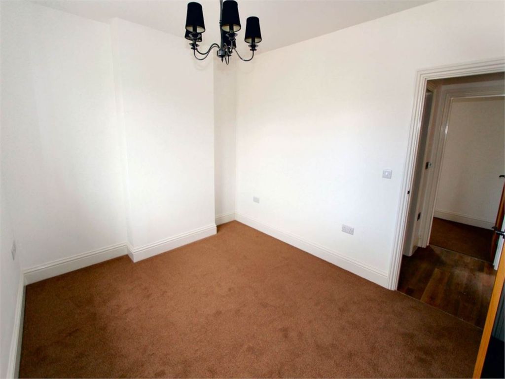 Property photo 2 of 8 Bed 1
