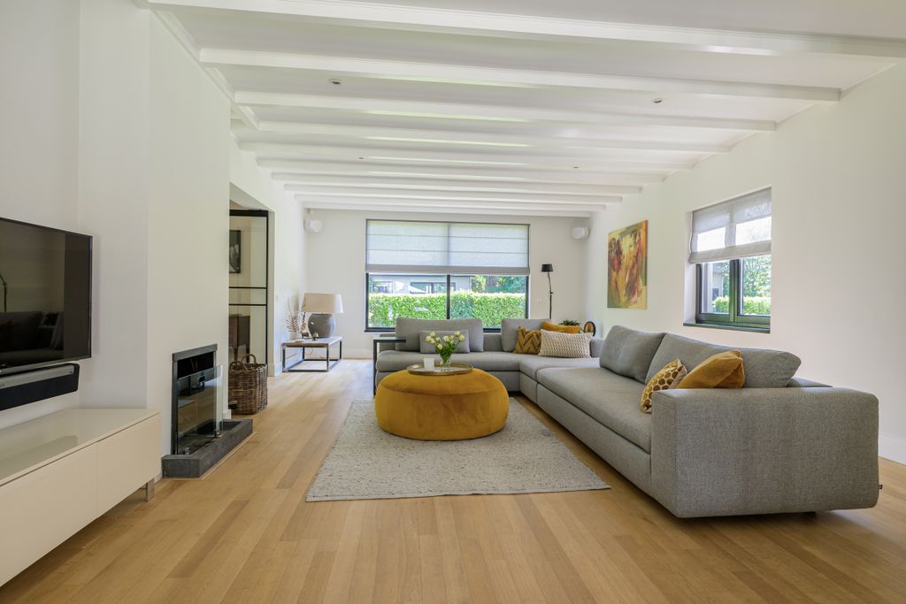 Property photo 2 of 54