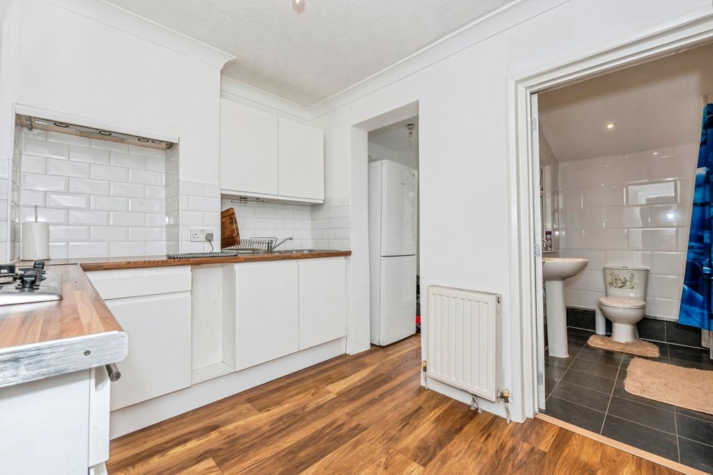 Property photo 3 of 11 Kitchen