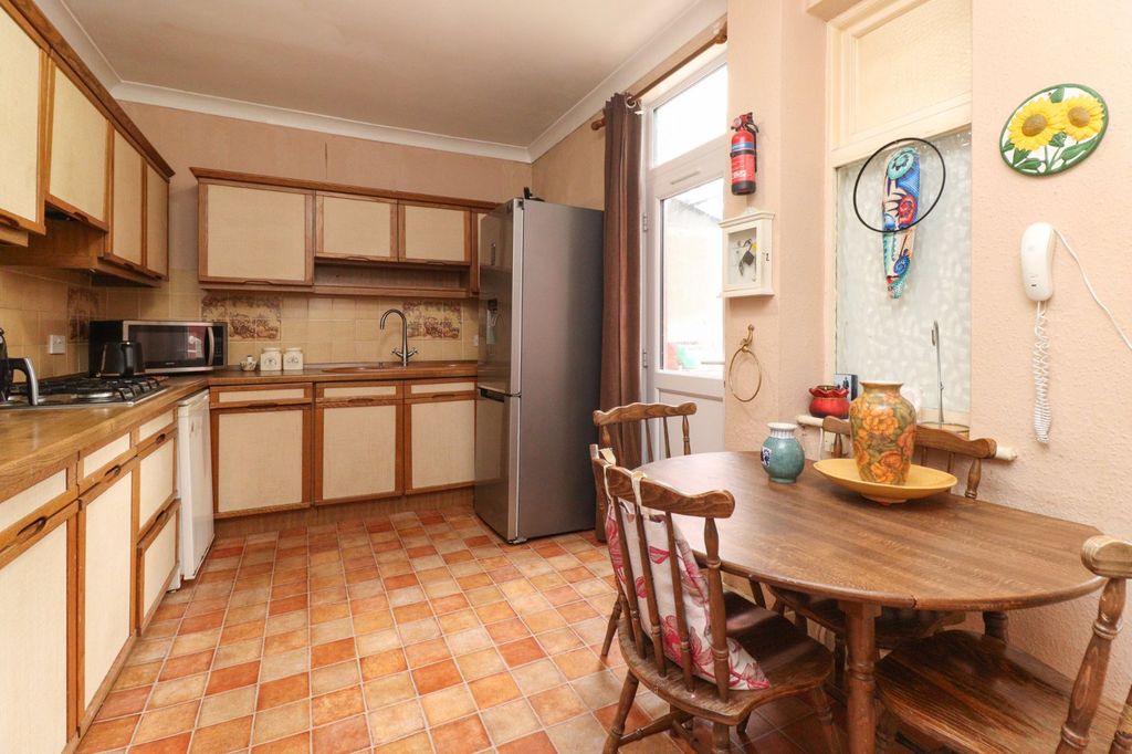 Property photo 3 of 12 Picture 3