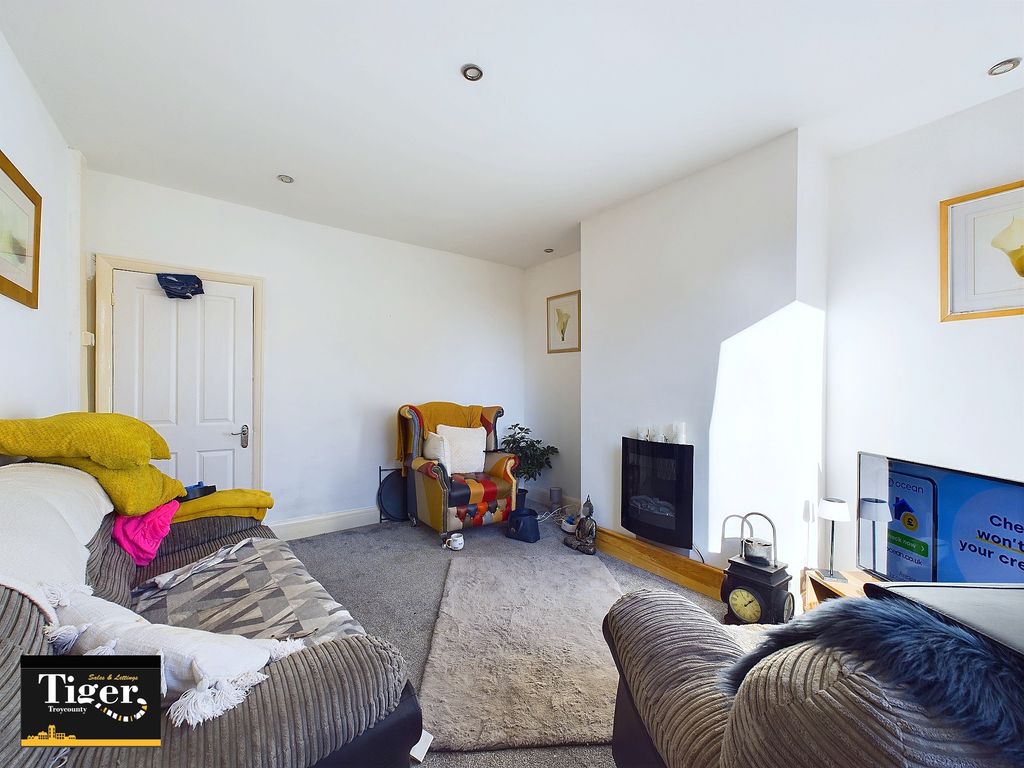 Property photo 3 of 16 Cam03440G0-Pr0174-Still031