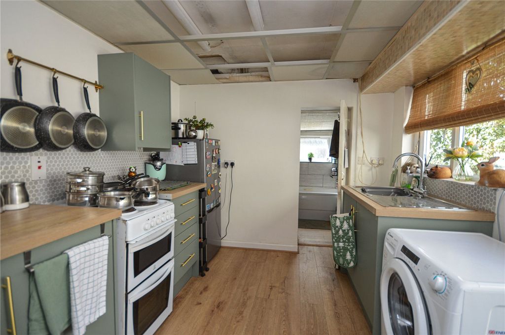 Property photo 2 of 9 Kitchen