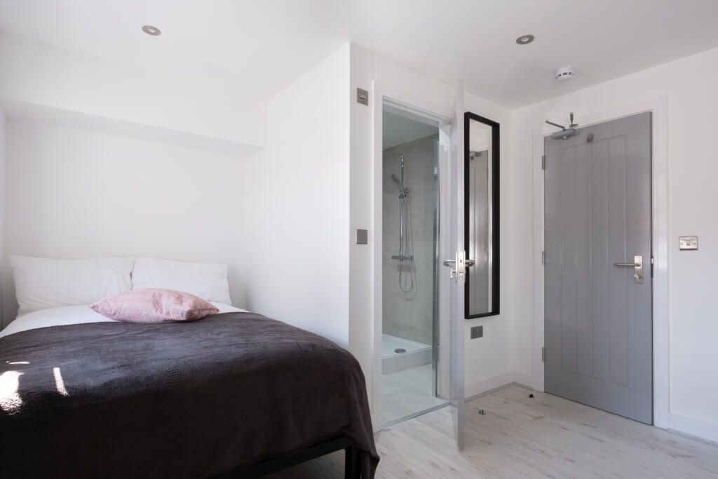 Property photo 2 of 14 Bright And Modern Double Bedroom Featuring A Comfo...