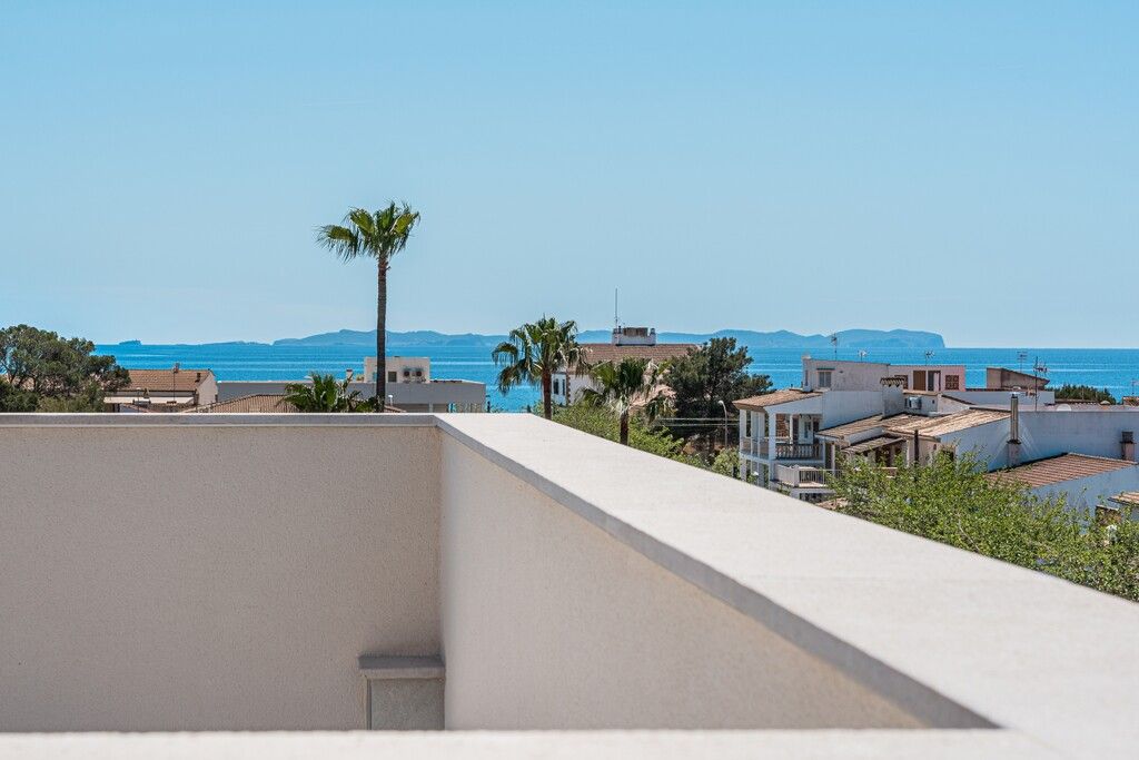 Property photo 2 of 18 Roof Views