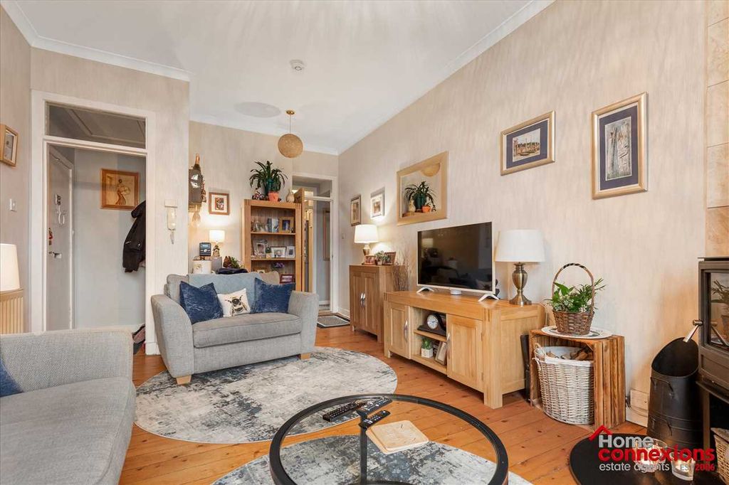 Property photo 3 of 21 Lounge (2)