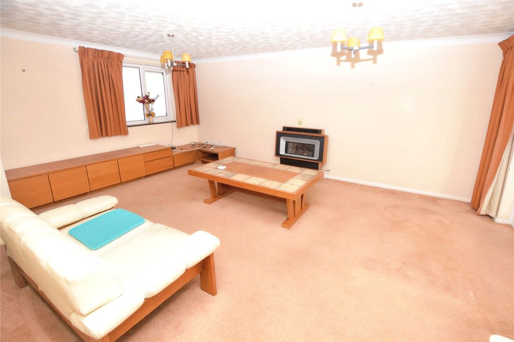 Property photo 3 of 16 Lounge