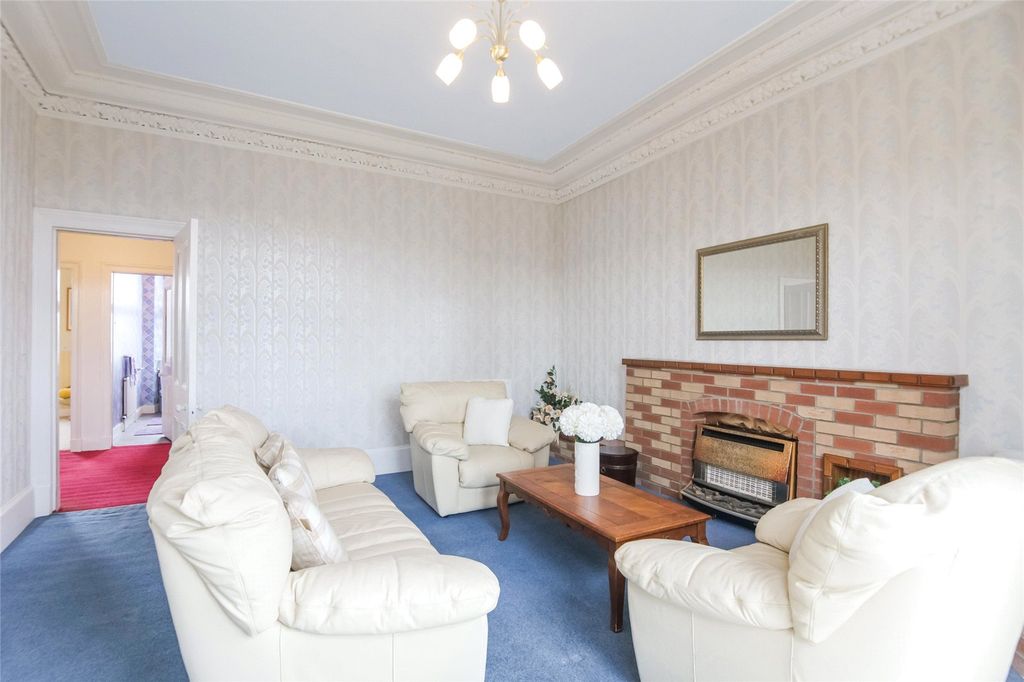 Property photo 3 of 24 Lounge