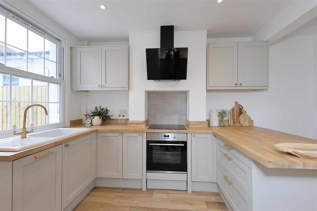 Property photo 3 of 24 Kitchen