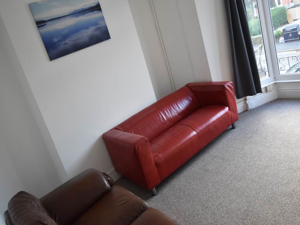 Property photo 3 of 13 Lounge Photo 1
