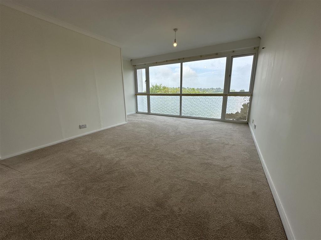 Property photo 3 of 18 Lounge