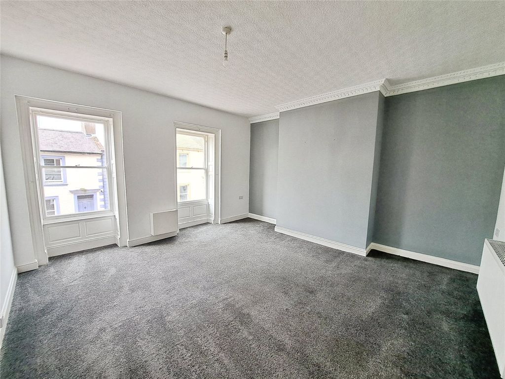 Property photo 2 of 8 Lounge