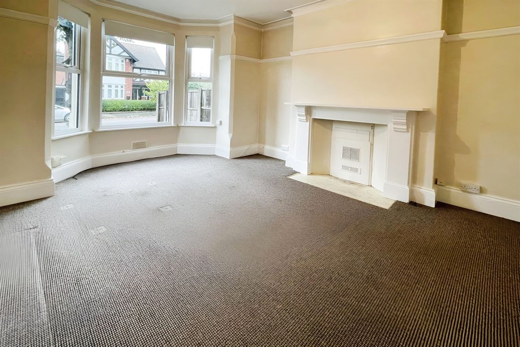 Property photo 2 of 7 Bedsit Lounge
