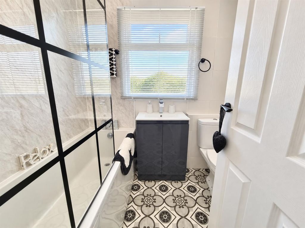 Property photo 3 of 17 Bathroom