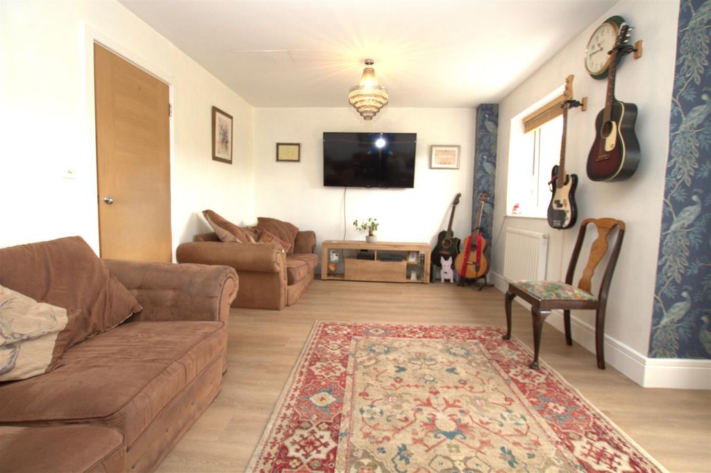 Property photo 1 of 23 Lounge Full Width.Jpg