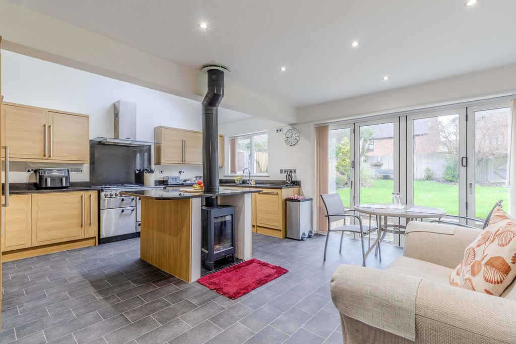 Property photo 2 of 18 Kitchen 1