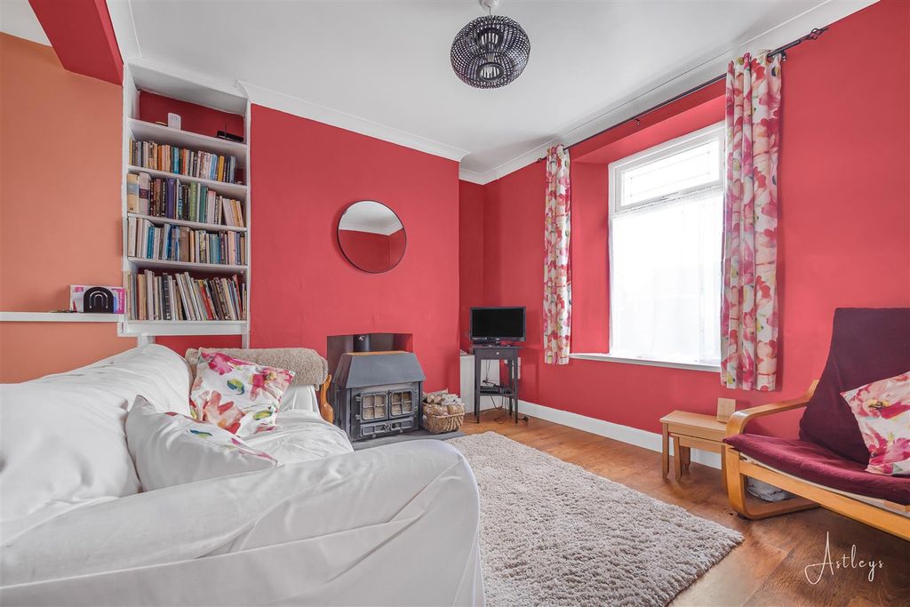 Property photo 2 of 16 Lounge