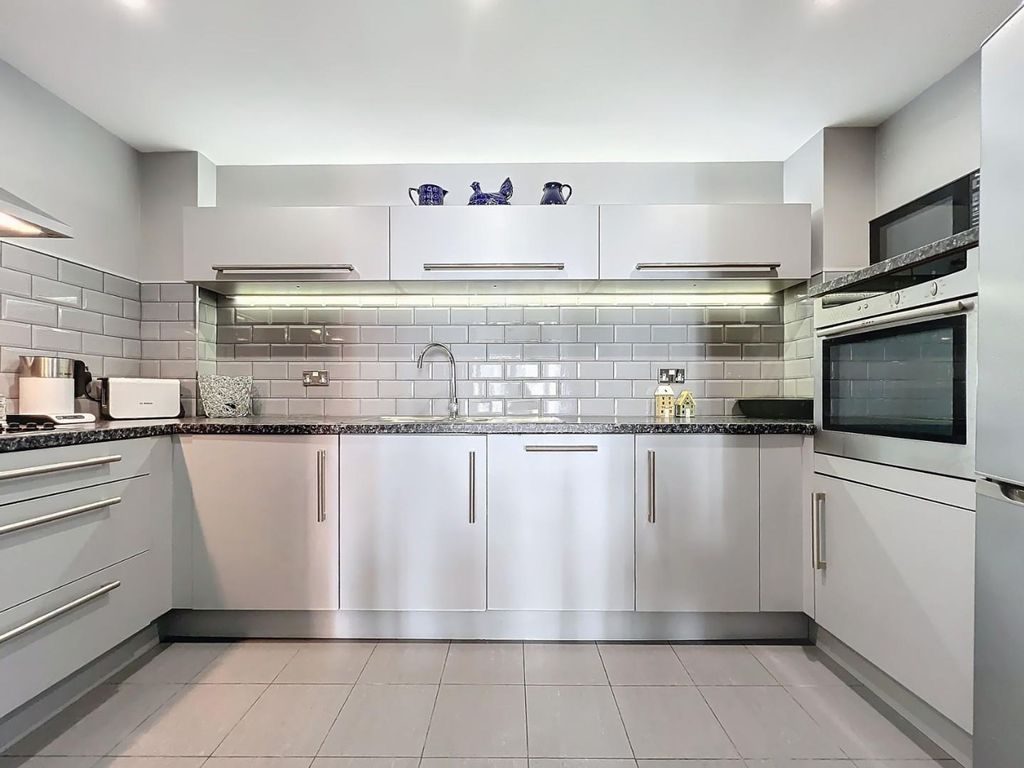 Property photo 1 of 25 Kitchen