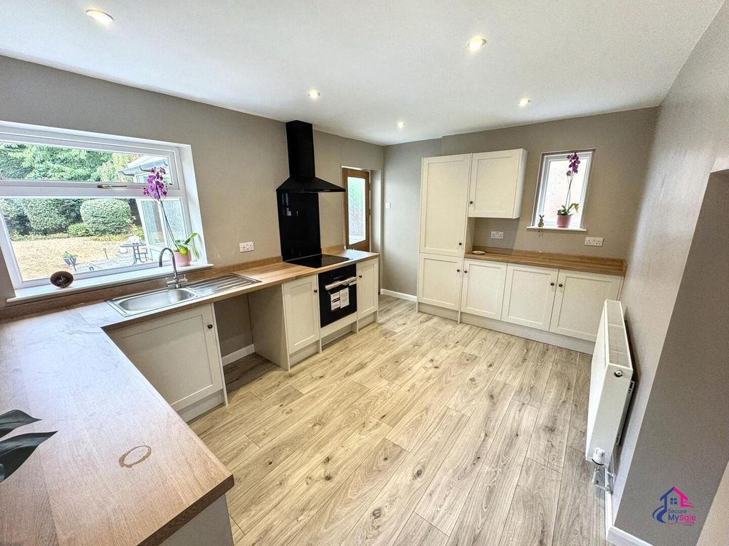 Property photo 2 of 14 Kitchen