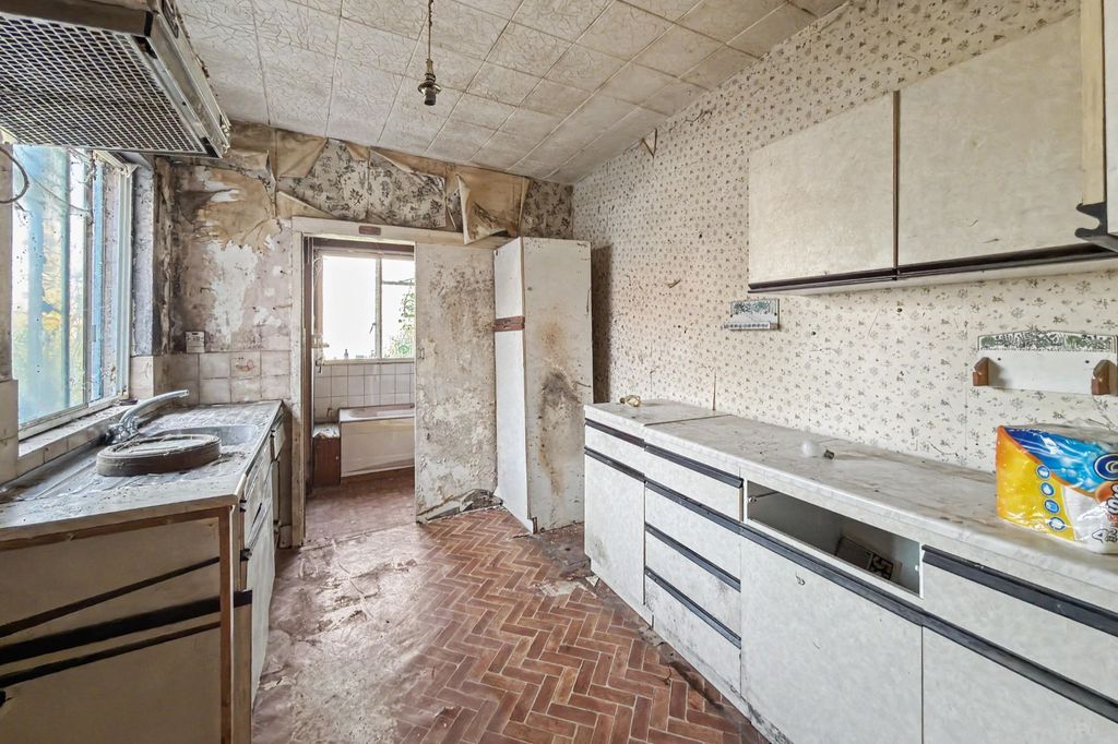 Property photo 2 of 17 31 First Avenue, Manor Park, London, E12 6Aw