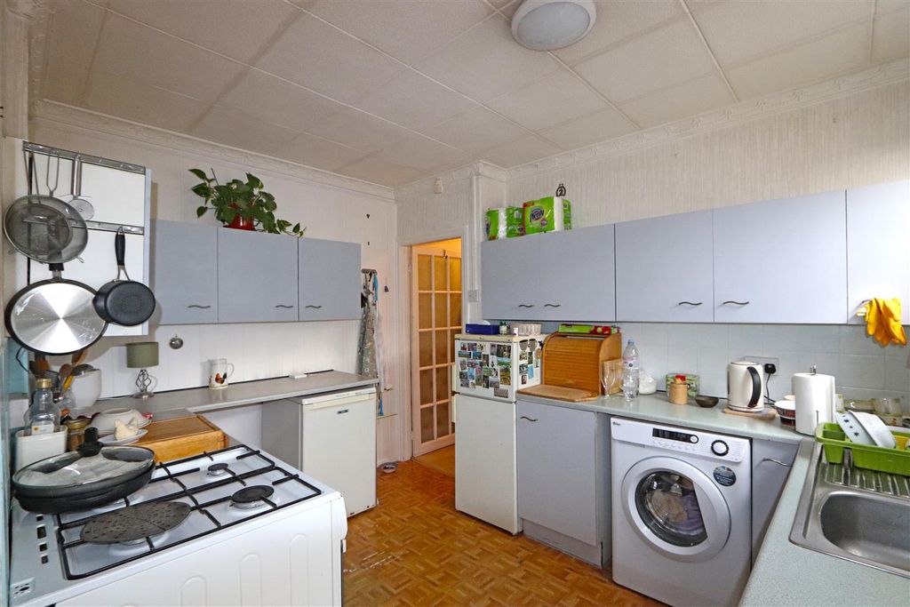 Property photo 3 of 11 Kitchen