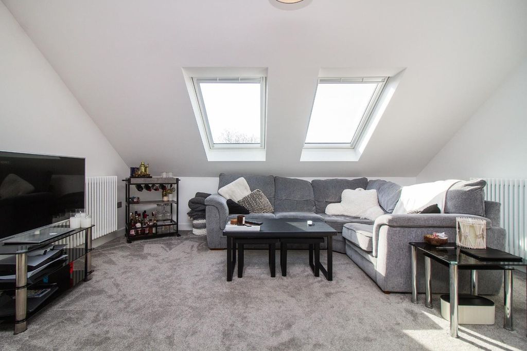 Property photo 3 of 10 Living Room / Kitchen Diner