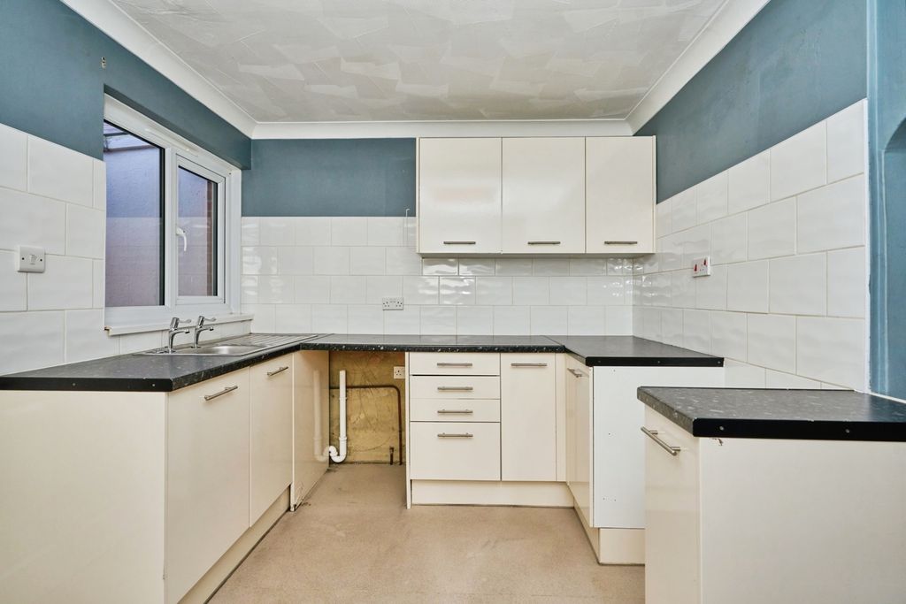 Property photo 2 of 17 Kitchen