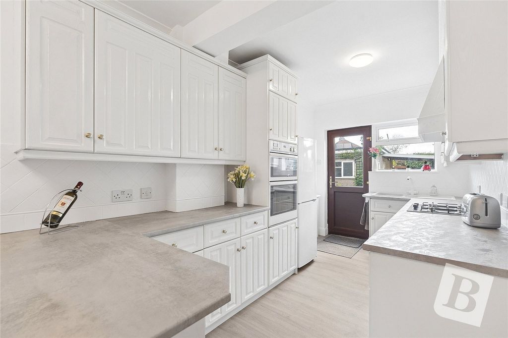 Property photo 3 of 19 Kitchen