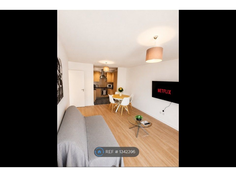 Property photo 1 of 10 Modern Living Room