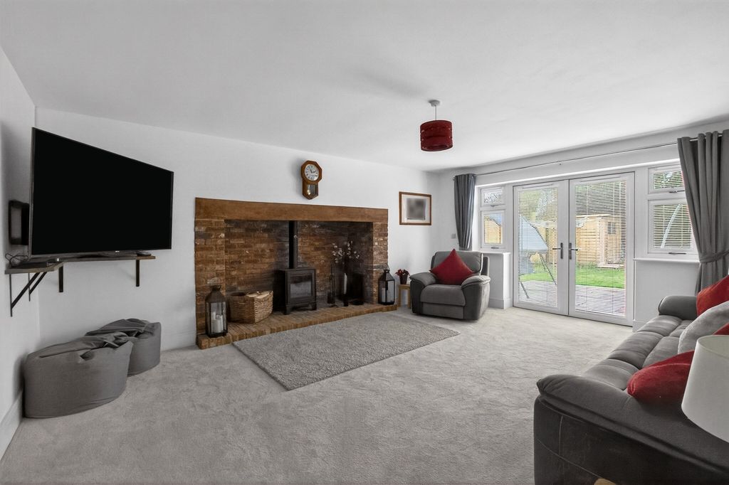 Property photo 3 of 28 Lounge