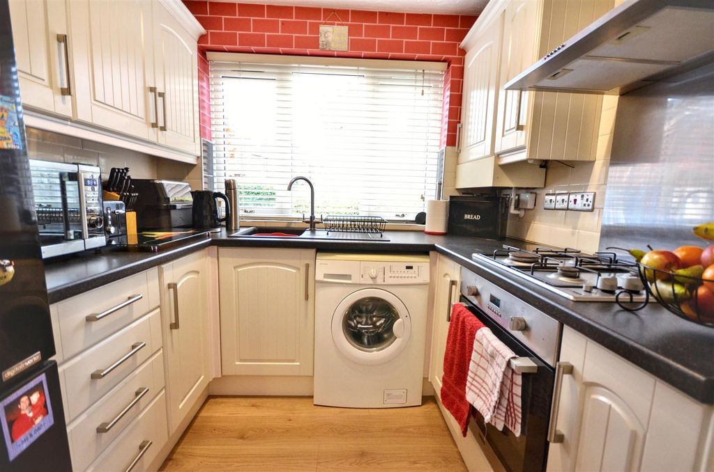 Property photo 3 of 18 Kitchen