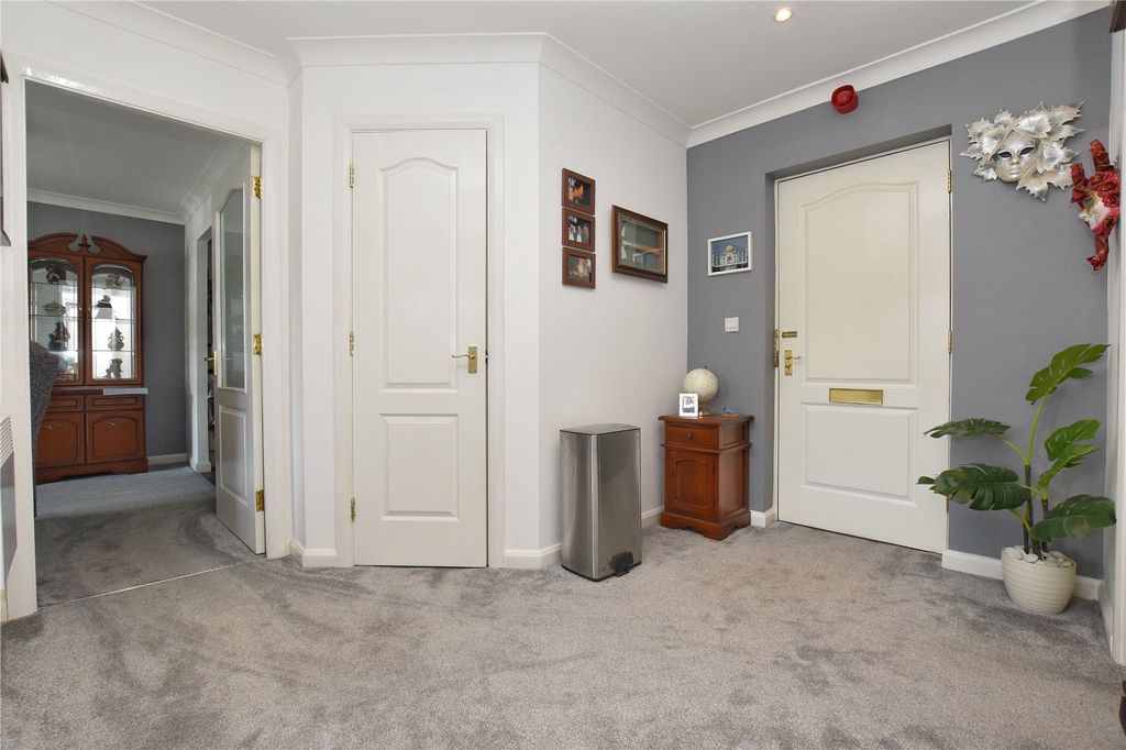 Property photo 3 of 14 Entrance Hall