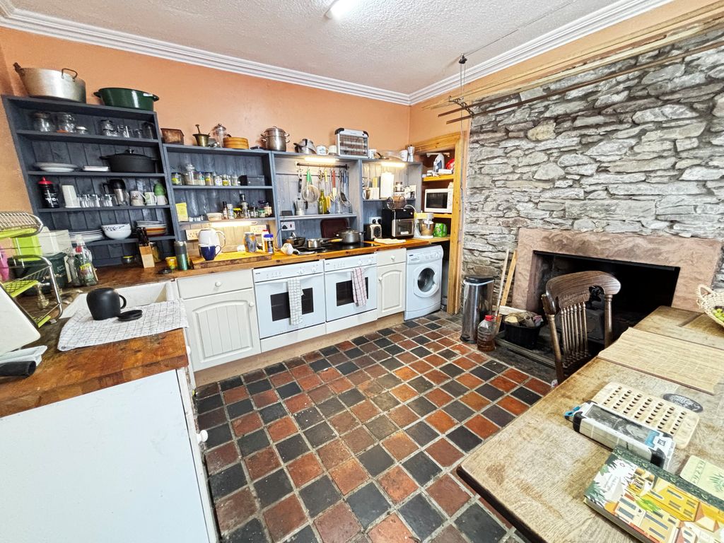 Property photo 3 of 10 Kitchen