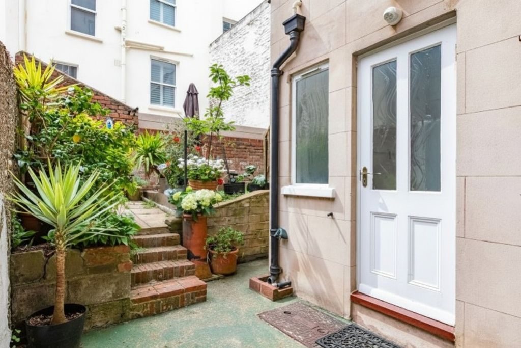 Property photo 3 of 9 Garden