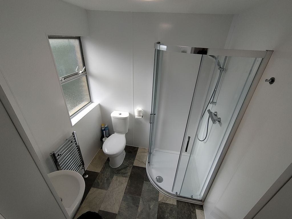 Property photo 1 of 11 En-Suite Bathroom