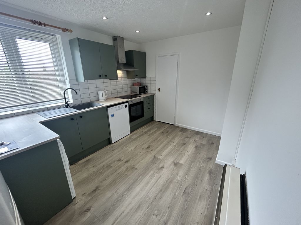 Property photo 3 of 14 Keynsham Farleigh Road 9C Kitchen