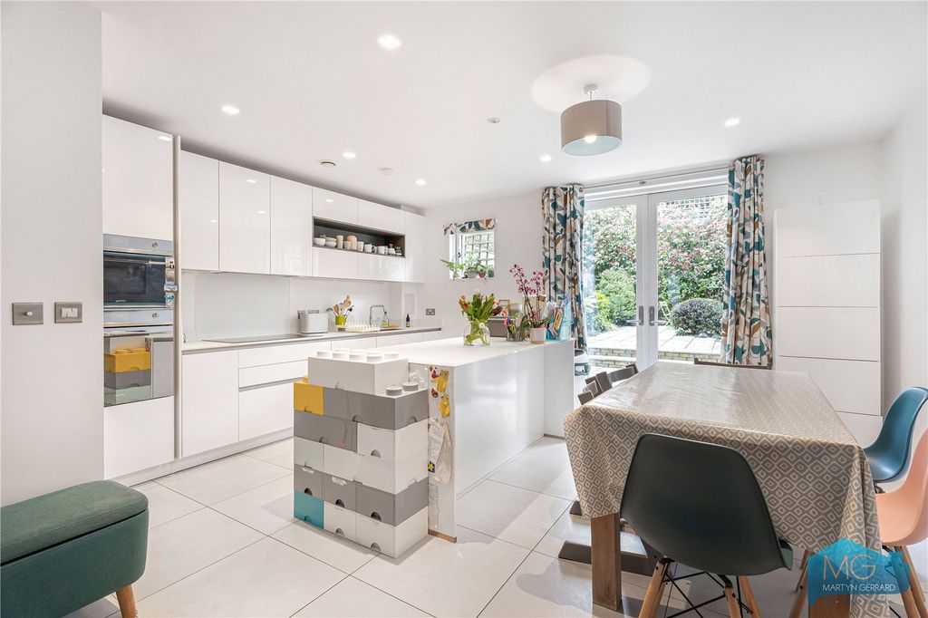 Property photo 2 of 28 Picture No. 24