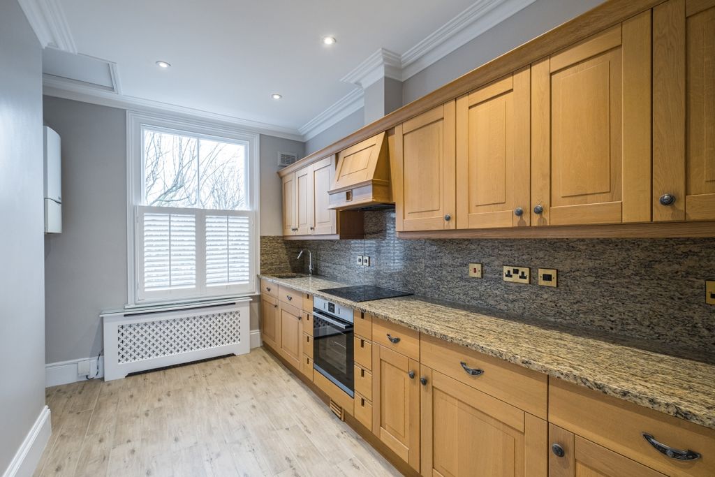 Property photo 2 of 9 Englefield Road