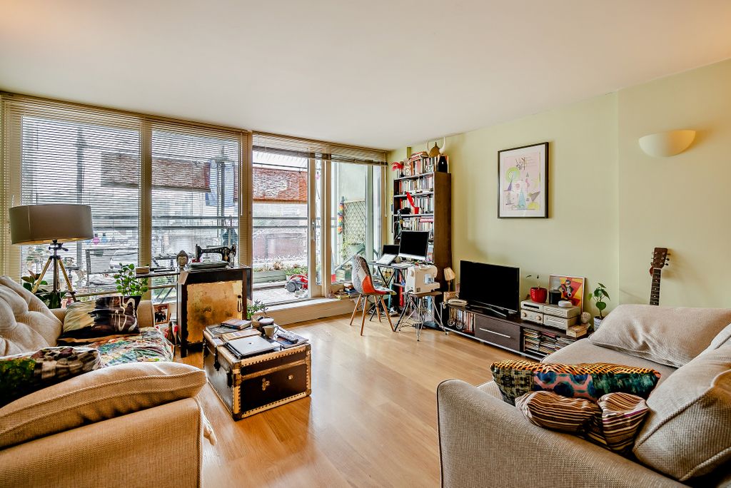 Property photo 1 of 17 8548758-Interior01-800