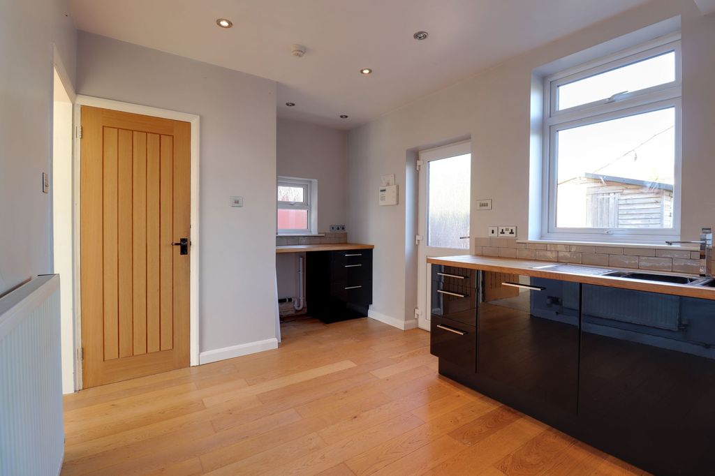 Property photo 3 of 8 Kitchen