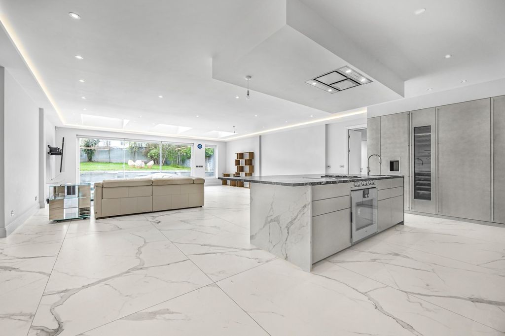 Property photo 2 of 23 Picture No. 22