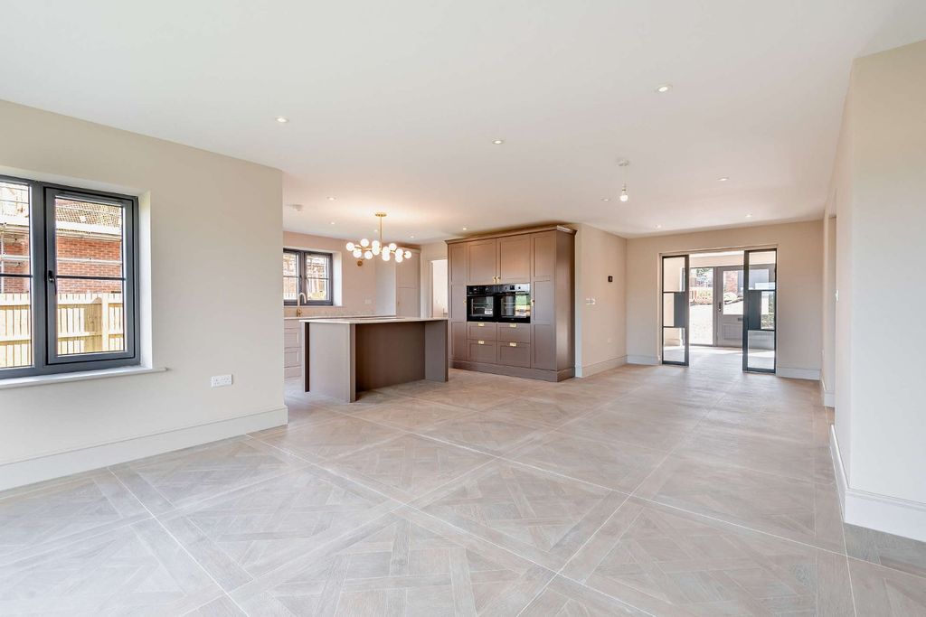 Property photo 3 of 15 Kitchen/Dining Room
