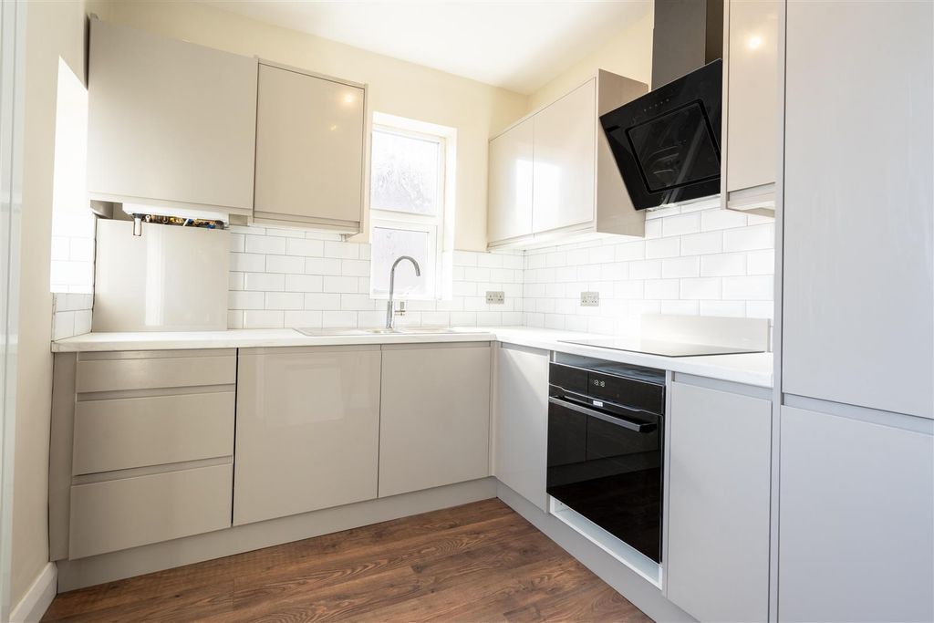 Property photo 3 of 7 Kitchen