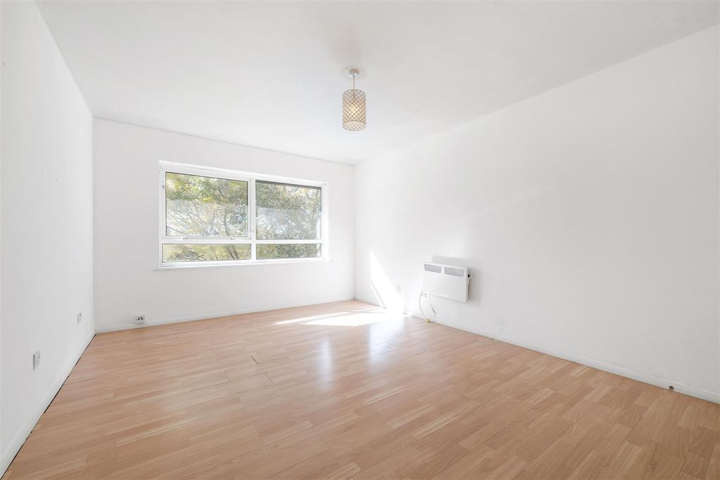 Property photo 1 of 8 Berkeley Court-7.Jpg