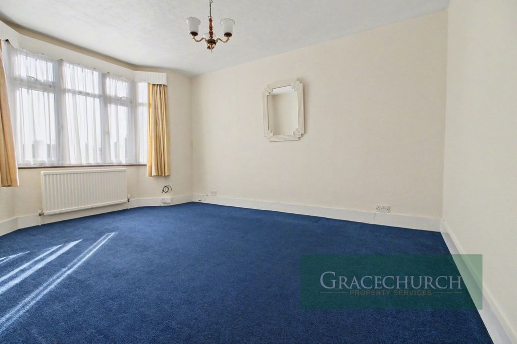 Property photo 3 of 18 Lounge