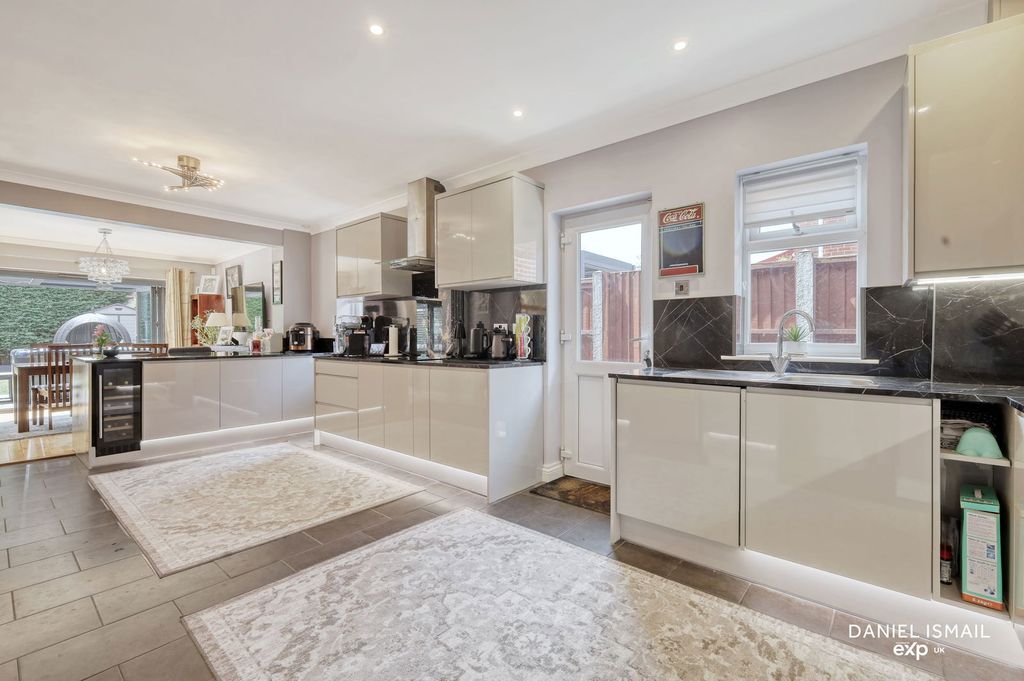 Property photo 1 of 34