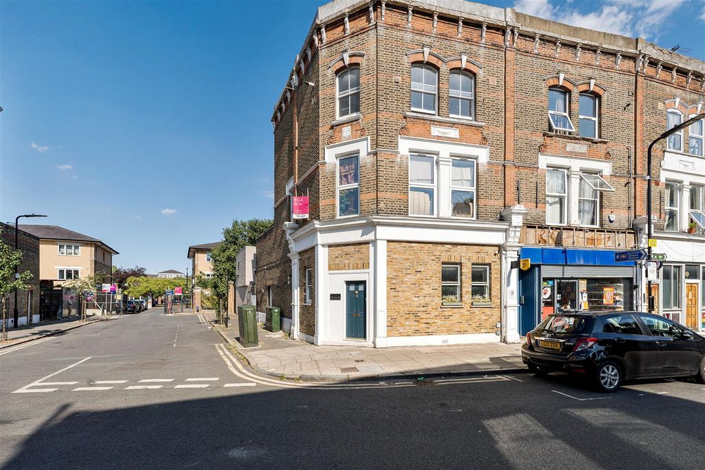 Property photo 1 of 34 Clarence Road, E5