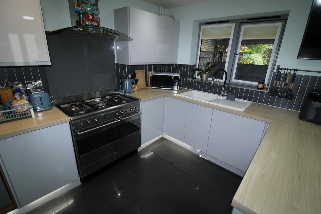Property photo 3 of 14 Kitchen