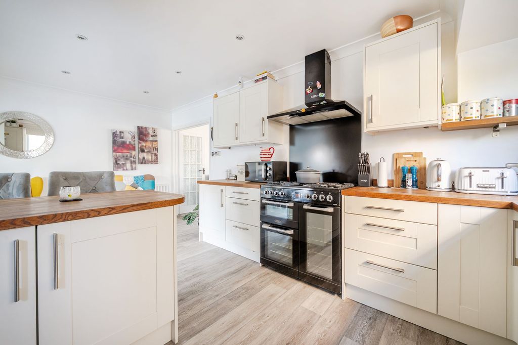 Property photo 2 of 25