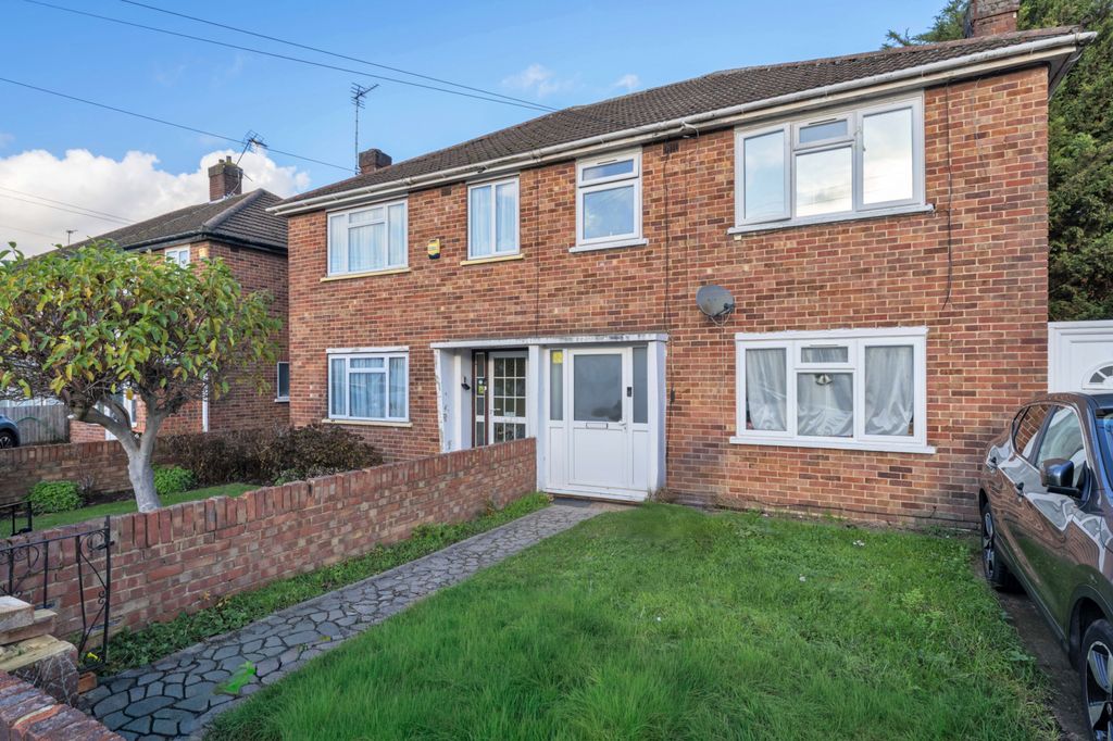 Property photo 1 of 18 Four Bedroom Semi Detached House For Sale In Hayes