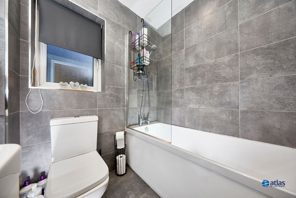 Property photo 2 of 21 Bathroom